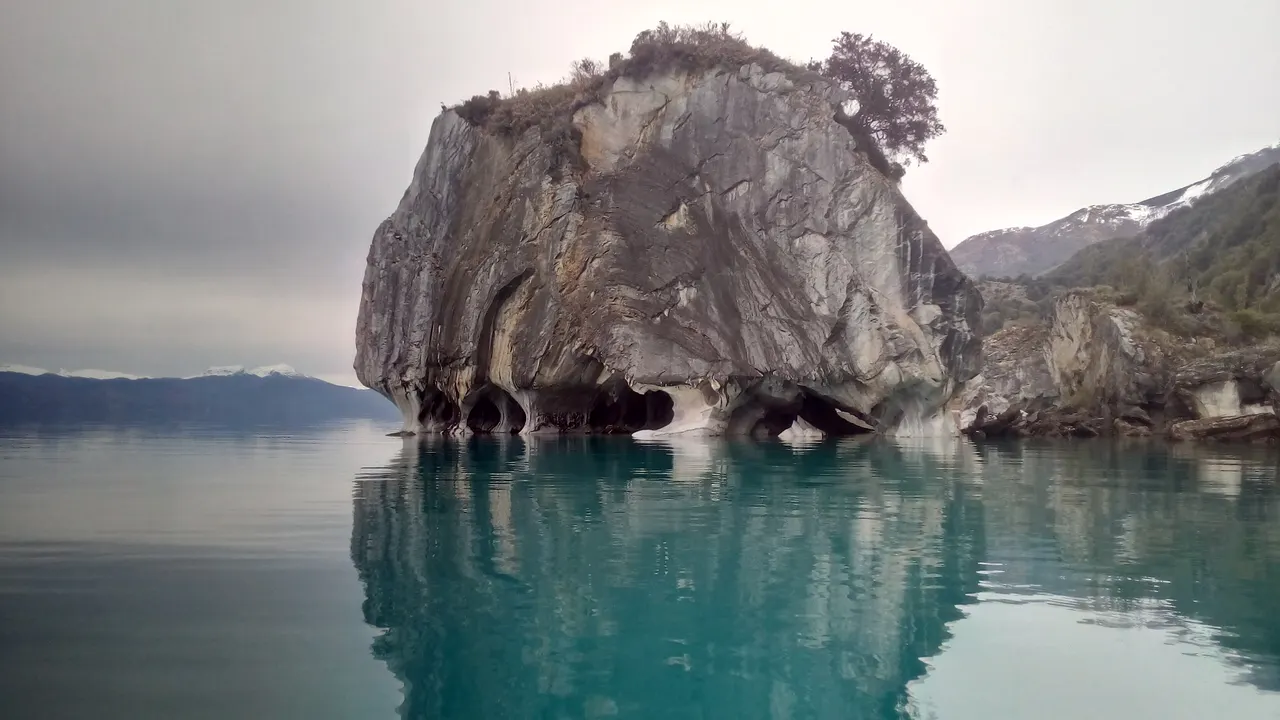 Swirled marble caverns above the blue water of General Carrera lake